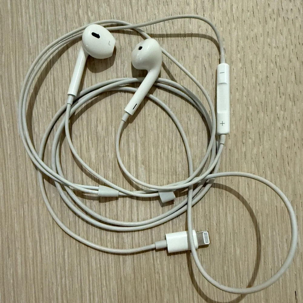 Apple Wired EarPods with Lightning Connector